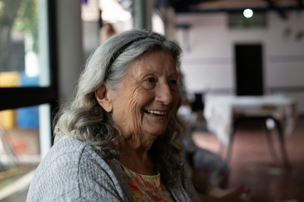 Dame âgée souriante, moment de compagnie à domicile